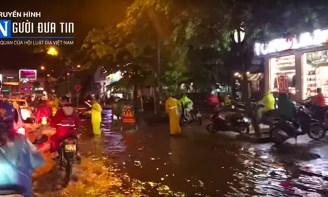Người dân Hà Nội "lội" nước, "chôn chân" giữa phố