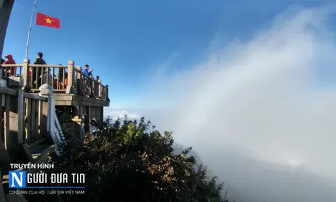 Hiện tượng ánh sáng kì ảo bất ngờ xuất hiện trên đỉnh Fansipan