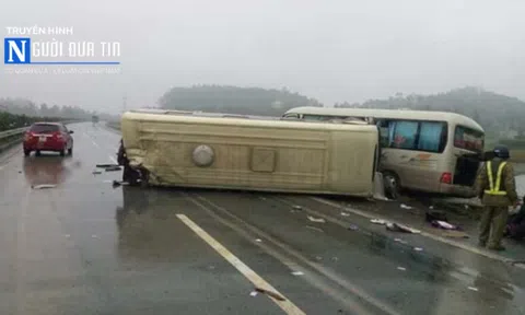 Xe khách lật ngang trên cao tốc Nội Bài - Lào Cai