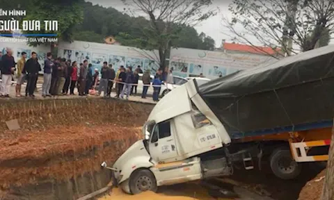 Quảng Ninh: Xe container mất lái kéo theo ba chiếc xe con lao xuống hố