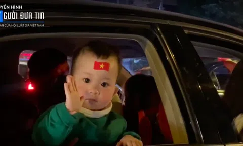 Ngẩn ngơ trước vẻ ngây thơ của bé trai theo bố mẹ đi “bão”