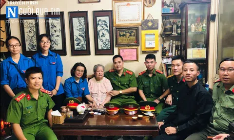 Đoàn Thanh niên Cục Cảnh sát QLHC về TTXH thăm hỏi bà mẹ Việt Nam anh hùng