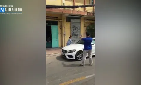 TP HCM: Cụ bà đập nát "xế sang", chủ xe đứng quay clip