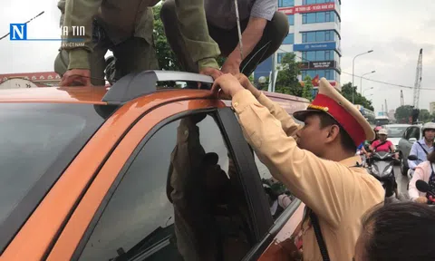 Hà Nội: Cảnh sát giao thông cứu giúp tài xế bất tỉnh giữa phố