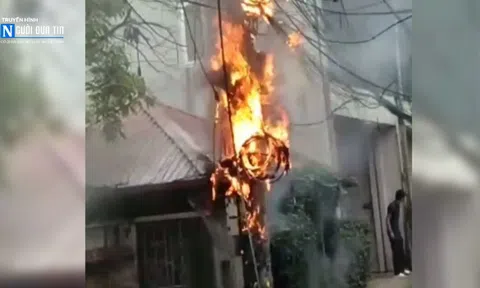 Hà Nội: Cột điện bốc cháy dữ dội khiến người dân hoảng loạn