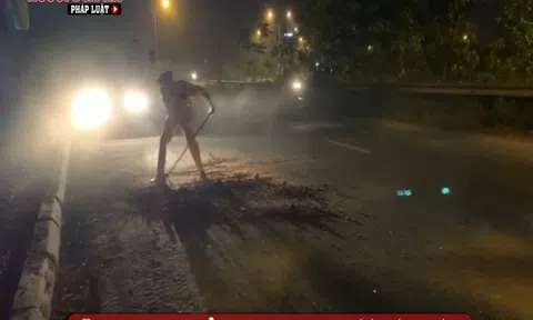 Đội CSGT số 11 CA TP Hà Nội dọn đất đá rơi vãi, đảm bảo ATGT