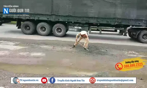 Hà Nội: Đội CSGT số 11 lấy đá lấp ổ trâu, đảm bảo an toàn giao thông