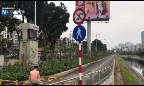 Hà Nội: Dựng rào chắn 3 lớp ngăn xe máy đi vào đường của người đi bộ