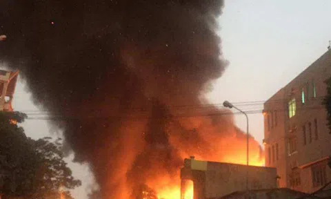 HẢI PHÒNG: CHÁY XƯỞNG GỖ THIÊU RỤI CẢ NHÀ DÂN