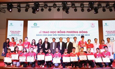 Bệnh viện Phương Đông trao 20 suất học bổng cho sinh viên ĐH Y Hà Nội