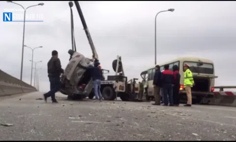 Hà Nội: Va chạm giao thông khiến xe taxi lật úp xuống đường 