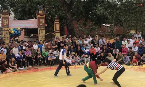 Bắc Giang: Hài hước keo vật của chị em ở hội làng