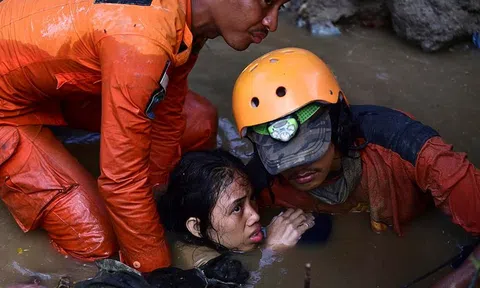 Indonesia: Tiếng khóc xé lòng sau thảm họa kép