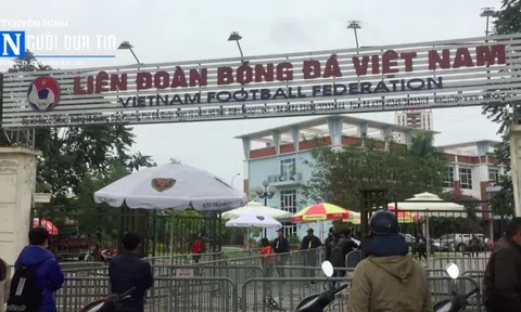 Phe vé tung hoành trước cổng Liên đoàn Bóng đá Việt Nam