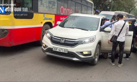 Kim Mã, Hà Nội: Tài xế "vô tư" dừng xe, ngủ gục giữa phố