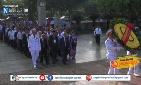 Lãnh đạo Hội Luật gia Việt Nam cùng đại biểu dâng hương tưởng niệm các anh hùng liệt sĩ và vào Lăng viếng Chủ tịch Hồ Chí Minh