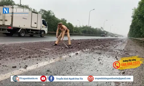 CSGT kịp thời khắc phục sự cố bùn đất rơi vãi trên đường, đảm bảo ATGT