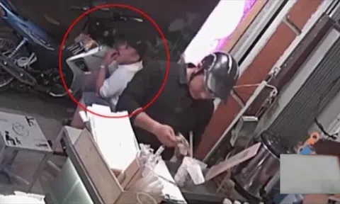 Camera an ninh lật tẩy màn trộm xe tinh vi trước cửa hàng trà sữa
