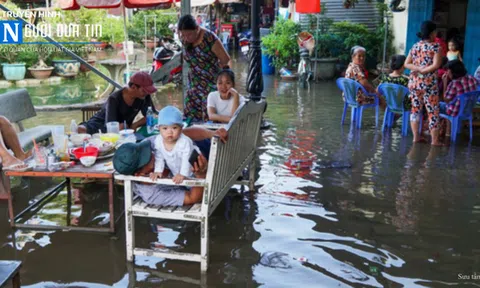 Triều cường lên cao ở TP HCM, xe chết máy hàng loạt