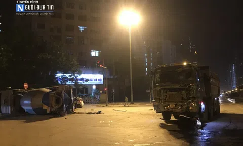 Hà Nội: Xe trộn bê tông "ngã ngửa" sau cú vượt đèn đỏ