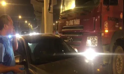 Hà Nội: Bị xe tải đâm, một gia đình may mắn thoát nạn