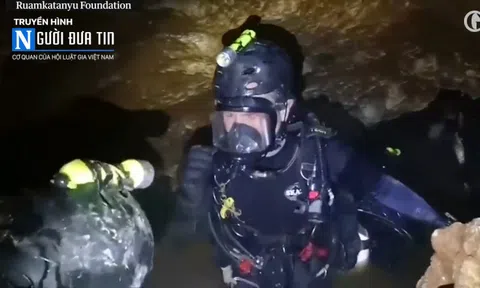 Cập nhật vụ giải cứu đội bóng Thái Lan: Một xe cứu hộ rơi xuống vách đá