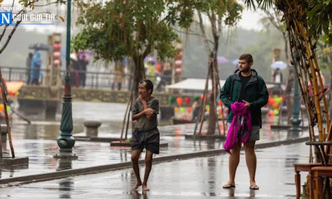 "Ấm lòng" chàng trai ngoại quốc đuổi theo, tặng áo ấm cho người đàn ông trong mưa lạnh Hội An