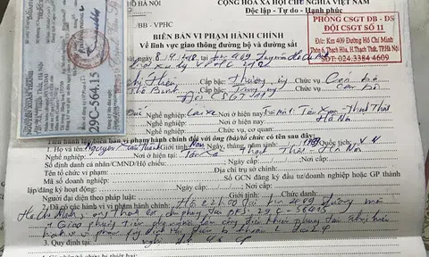 Hà Nội: Đội CSGT số 11 xử lý xe tải chở cây dài gấp đôi thùng xe