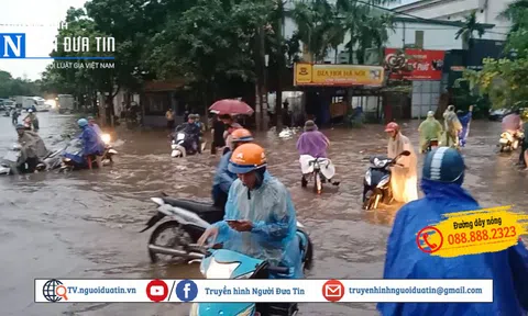 Hà Nội mưa lớn, nhiều phương tiện chết máy vì ngập nước