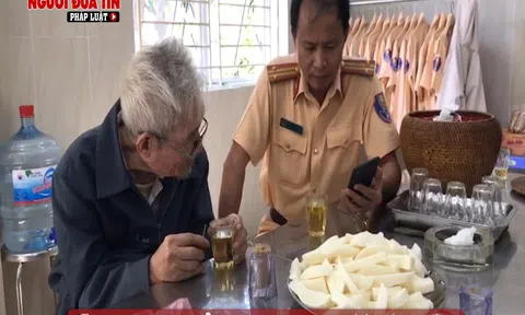 Chiến sĩ CSGT Đội 11 - CATP Hà Nội giúp đỡ cụ già đi lạc trở về nhà