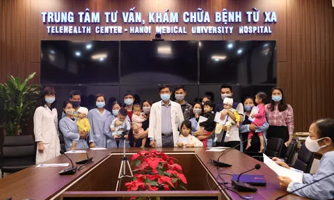 Bệnh viện Đại học Y Hà Nội trao quà cho các bệnh nhi cấy ốc tai điện tử có hoàn cảnh khó khăn