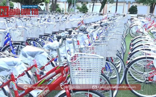 Trao 150 xe đạp tiếp sức học sinh vùng biên đến trường