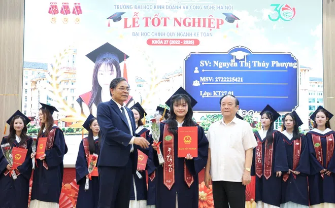 614 tân cử nhân Kế toán HUBT hân hoan nhận bằng tốt nghiệp